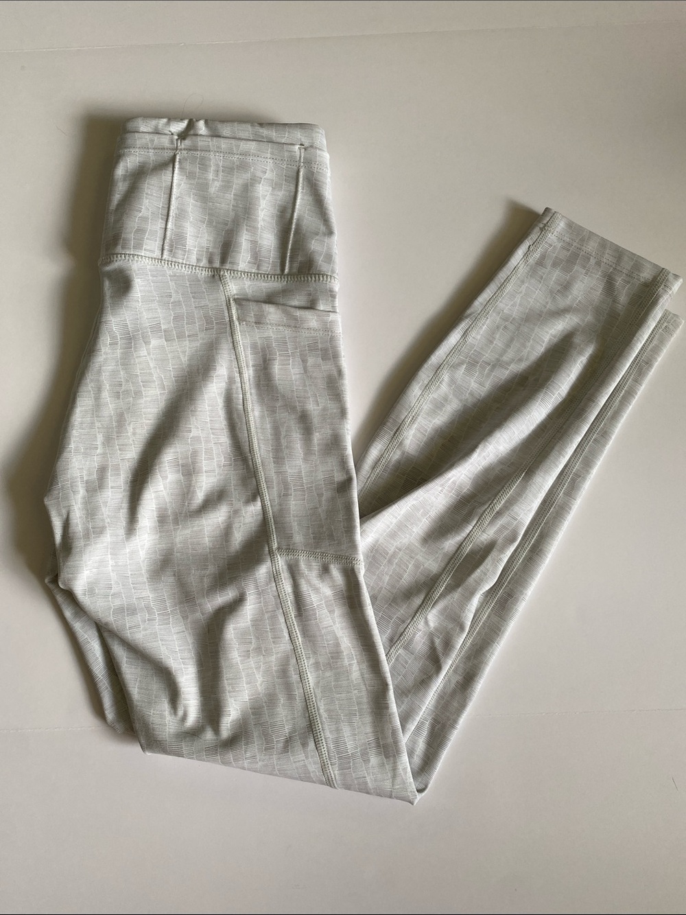 High-Waist Light Gray Patterned Leggings with Side Pockets
